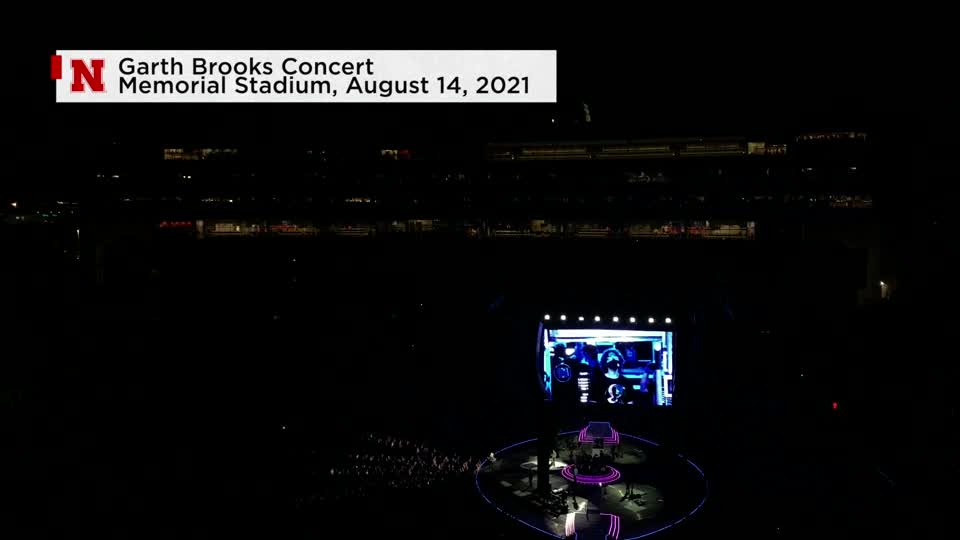 Garth Brooks Recognizes Student During Concert